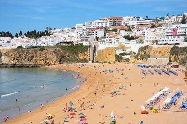 Albufeira, Portekiz - 10 Haziran 2017 - plaj ve şehrin görünümünü ayarı, Albufeira, Portekiz, Avrupa, 10 Haziran 2017 zevk insanlar ile yüksek.