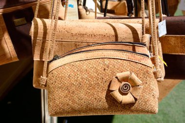 Silves, Portekiz - eski şehir, Silves, Portekiz, Avrupa, 10 Haziran 2017 dükkanının Satılık çanta 10 Haziran 2017 - Cork.