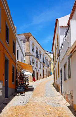 Silves, Portekiz - 10 Haziran 2017 - görünümü eski bir şehir boyunca Arnavut kaldırımlı yolda sol tarafta, Silves, Portekiz, Avrupa, 10 Haziran 2017 Turistik Hediyelik eşya dükkanı (Rua da Se).