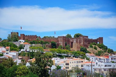 Kalenin arkasına, Silves, Portekiz, Avrupa, 10 Haziran 2017 ile şehir binaların Silves, Portekiz - 10 Haziran 2017 - görünüm.