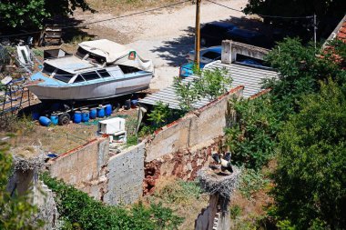 Silves, Portekiz - 10 Haziran 2017 - kaleden Silves, Portekiz, Avrupa, 10 Haziran 2017 görülen arka havuz içinde eski bir tekne ile sahipsiz bacalar iç içe leylek görünümünü yükseltilmiş..