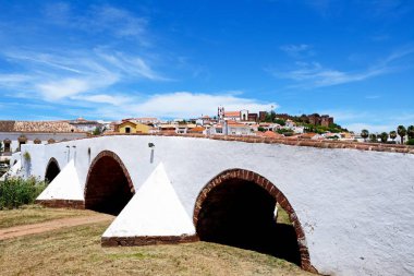 Roma'nın görünümünü arka, Silves, Portekiz, Avrupa Gotik Katedrali, kale ve şehir binaları ile Arade Nehri Köprüsü.