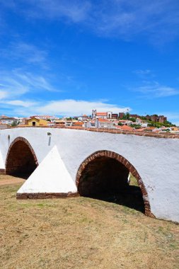 Roma'nın görünümünü arka, Silves, Portekiz, Avrupa Gotik Katedrali, kale ve şehir binaları ile Arade Nehri Köprüsü.