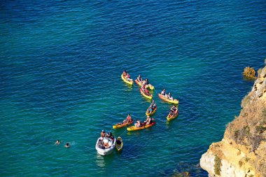 Lagos, Portekiz - 10 Haziran 2017 - kayalar ve okyanus manzarasına bir tekne safari, Praia da Dona Ana, Lagos, Algarve, Portekiz, Avrupa, 10 Haziran 2017 zevk turistlerle yükseltilmiş.