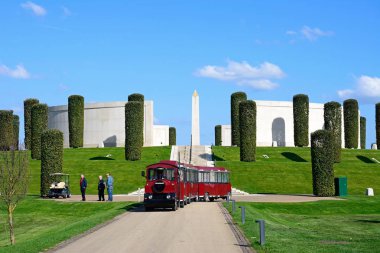 Alrewas, İngiltere - 18 Nisan 2018 - açık bir kırmızı arazi treni ön plan ve ayar zevk insanların Ulusal Anıtı Botanik Bahçesi, Alrewas, Staffordshire, İngiltere'de, İngiltere'de, Batı Avrupa, 18 Nisan 2018 silahlı kuvvetleri anıtla görünümünü.