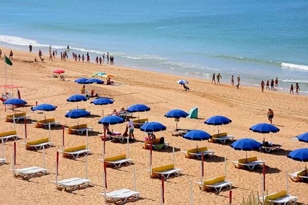 Albufeira Portugalsko Června 2017 Zvýšená Pohled Turistů Relaxaci Pláži Albufeira — Stock fotografie