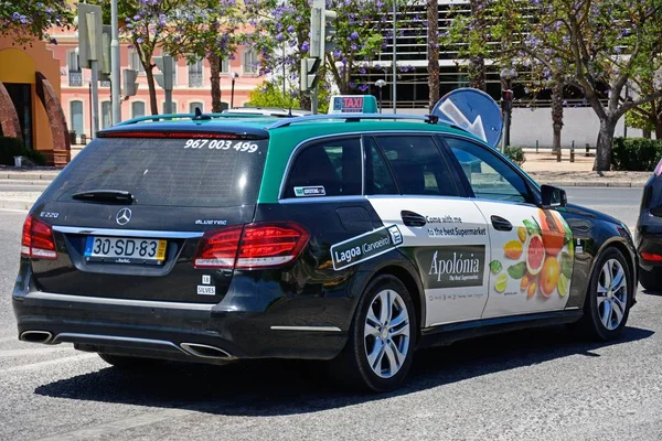 Silves Portugália 2017 Június Mercedes Taxi Reklám Oldalon Silves Portugália — Stock Fotó