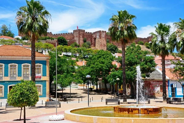 Praca al Mutamid kalenin arkasına, Silves, Portekiz, Avrupa, 10 Haziran 2017 ile Silves, Portekiz - 10 Haziran 2017 - Çeşme.