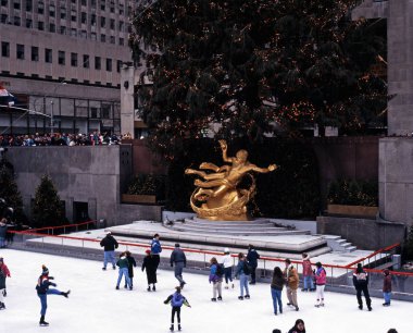 New York, Amerika Birleşik Devletleri - 9 Aralık 1994 - buz pateni pisti ve Prometheus heykel Rockefeller Plaza Noel, New York, ABD, 9 Aralık 1994.