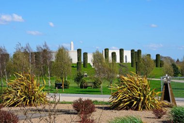 Peyzajlı bahçeler Ulusal Anıtı Botanik Bahçesi, Alrewas, Staffordshire, İngiltere'de, İngiltere'de, Batı Avrupa ön planda, silahlı kuvvetler anıtla önden görünümü.