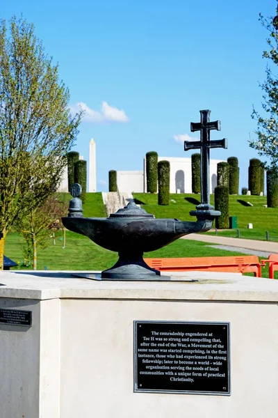 Alrewas 2018年4月18日 军队纪念碑的前景色与风景园林和目录 基督徒灯纪念品在前景 国家纪念树木园 Alrewas 斯塔福德郡 2018年4月18日 — 图库照片