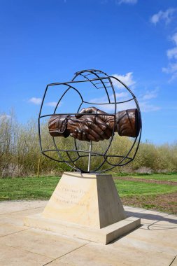 Noel ateşkes Memorial gösteren askerler karşılıklı içinde bir dünya, Ulusal Anıtı Botanik Bahçesi, Alrewas, Staffordshire, İngiltere'de, İngiltere'de, Batı Avrupa.