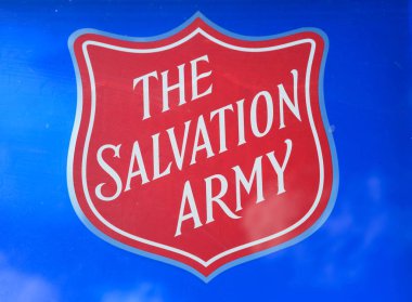 Alrewas, İngiltere - 18 Nisan 2018 - Salvation Army kalkan Ulusal Anıtı Botanik Bahçesi, Alrewas, Staffordshire, İngiltere'de, İngiltere'de, Batı Avrupa, 18 Nisan 2018 arkada için mavi bir arka plan.