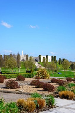 Alrewas, İngiltere - 18 Nisan 2018 - açık peyzajlı bahçeler Ulusal Anıtı Botanik Bahçesi, Alrewas, Staffordshire, İngiltere'de, İngiltere'de, Batı Avrupa, 18 Nisan 2018 ön planda, silahlı kuvvetler anıtla görünümünü.