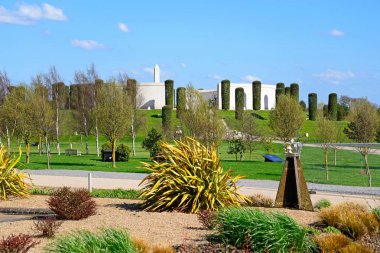 Alrewas, İngiltere - 18 Nisan 2018 - açık peyzajlı bahçeler Ulusal Anıtı Botanik Bahçesi, Alrewas, Staffordshire, İngiltere'de, İngiltere'de, Batı Avrupa, 18 Nisan 2018 ön planda, silahlı kuvvetler anıtla görünümünü.