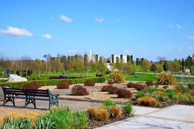 Alrewas, İngiltere - 18 Nisan 2018 - açık peyzajlı bahçeler Ulusal Anıtı Botanik Bahçesi, Alrewas, Staffordshire, İngiltere'de, İngiltere'de, Batı Avrupa, 18 Nisan 2018 ön planda, silahlı kuvvetler anıtla görünümünü.