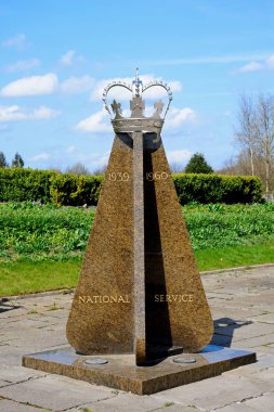 Alrewas, İngiltere - 18 Nisan 2018 - ulusal hizmet Anıtı ile bir taç, Ulusal Anıtı Botanik Bahçesi, Alrewas, Staffordshire, İngiltere'de, İngiltere'de, Batı Avrupa, 18 Nisan 2018 tepesinde.