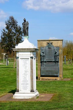 Alrewas, İngiltere - 18 Nisan 2018 - Londra ve Lancashire sigorta şirketi anıt Ulusal Anıtı Botanik Bahçesi, Alrewas, Staffordshire, İngiltere'de, İngiltere'de, Batı Avrupa, 18 Nisan 2018 arkada Phoenix personel Memorial'a ile.