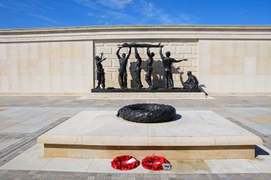 Alrewas, İngiltere - 18 Nisan 2018 - heykel ve haşhaş çelenk içinde silahlı kuvvetleri Memorial, Ulusal Anıtı Botanik Bahçesi, Alrewas, Staffordshire, İngiltere'de, İngiltere'de, Batı Avrupa, 18 Nisan 2018.