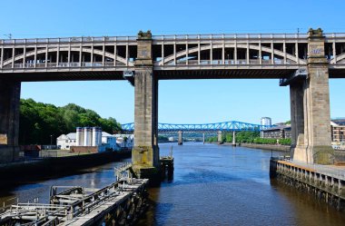 Newcastle, İngiltere'de 11 Haziran 2018 - nehir Tyne Newcastle Gateshead, Newcastle upon Tyne, Tyne ve aşınma, İngiltere'de, İngiltere'de, Batı Avrupa, 11 Haziran 2018 bağlama üst düzey köprüden görünümünü.