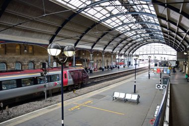 Newcastle, İngiltere'de 11 Haziran 2018 - Newcastle Merkez Tren istasyonunda, demiryolu platformu üzerinde bekleyen yolcular Newcastle upon Tyne, Tyne ve aşınma, İngiltere, İngiltere'de, Batı Avrupa, 11 Haziran 2018.