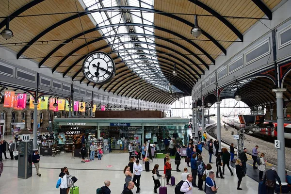 Newcastle Juni 2018 Passagerare Väntar Järnväg Plattform Newcastle Centralstationen Med — Stockfoto