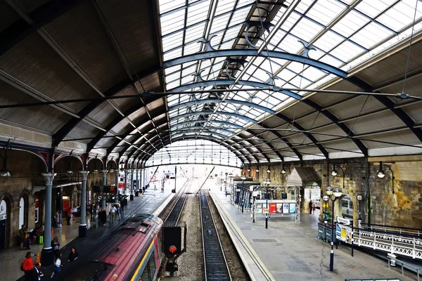 Newcastle Juni 2018 Passagerare Väntar Järnväg Plattform Newcastle Centralstationen Newcastle — Stockfoto