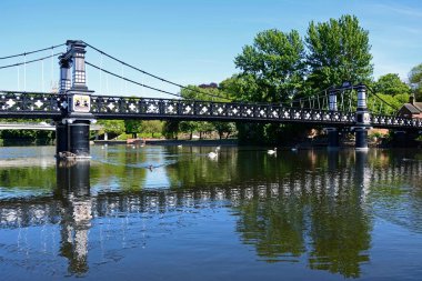 Görünüm feribot Köprüsü olarak da bilinen Stapenhill feribot köprü ve nehir Trent, Burton upon Trent, Staffordshire, İngiltere'de, İngiltere'de, Batı Avrupa.
