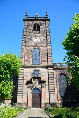 Aziz Modwens Kilisesi kule ile bir İngiliz bayrağı üstüne, Burton upon Trent, Staffordshire, İngiltere, Batı Avrupa.