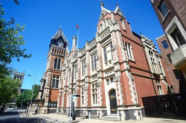 Burton Upon Trent, İngiltere - 14 Nisan 2018 - görünümü, Kraliçe Viktorya dönemine ait Belediye Binası Kral Edward yer, Burton upon Trent, Staffordshire, İngiltere, Batı Avrupa, 14 Nisan 2018, dekoratif Saat Kulesi ile.