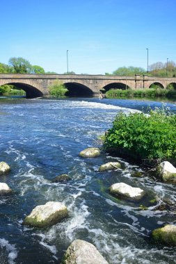 Kayalar arasında görünüm ve weir Trent köprü yola doğru A511 köprü nehir Trent, Burton upon Trent, Staffordshire, İngiltere'de, İngiltere'de, Batı Avrupa.