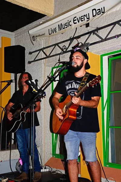 Albufeira Portugal Junio 2017 Dos Hombres Cantando Tocando Guitarras Casco — Foto de Stock