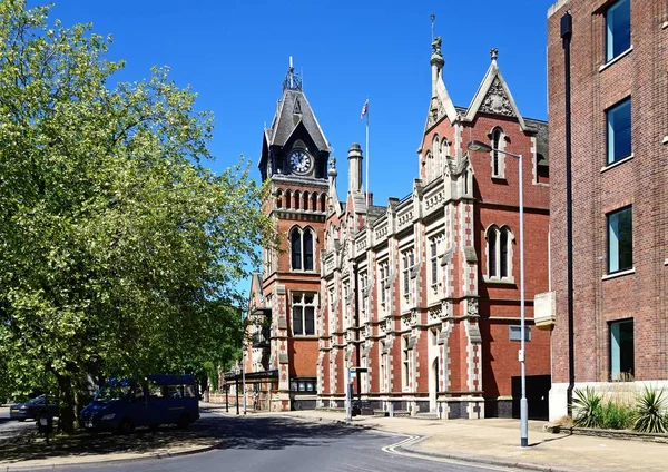 Burton Upon Trent, İngiltere - 14 Nisan 2018 - görünümü, Kraliçe Viktorya dönemine ait Belediye Binası Kral Edward yer, Burton upon Trent, Staffordshire, İngiltere, Batı Avrupa, 14 Nisan 2018, dekoratif Saat Kulesi ile.