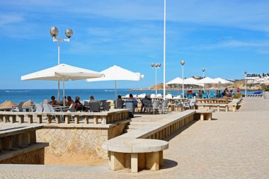 Albufeira, Portekiz - 10 Haziran 2017 - turistler denize, Albufeira, Portekiz, Avrupa, 10 Haziran 2017 bakan bir kaldırım café'de rahatlatıcı.