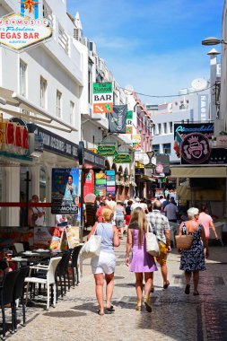 Albufeira, Portekiz - 10 Haziran 2017 - turist Street, Albufeira, Portekiz, Avrupa, 10 Haziran 2017 alışveriş eski bir şehir yürüyüş.