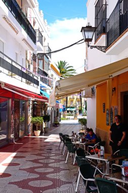 Ayamonte, İspanya - 11 Haziran 2017 - insanlar bir kaldırım Café Calle Angustias, Ayamonte, Huelva ilinde, Endülüs, İspanya, Avrupa, boyunca 11 Haziran 2017 rahatlatıcı.