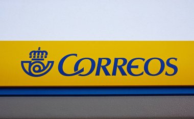 Ayamonte, İspanya - 11 Haziran 2017 - İspanyolca Postane (Correos) işareti bir duvara Ayamonte, Huelva ilinde, Endülüs, İspanya, Avrupa, 11 Haziran 2017 11 Haziran 2017.