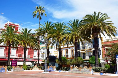 Ayamonte, İspanya - 11 Haziran 2017 - görünümü, taç giyme töreni Meydanı (Plaza de la Coronacion) palmiye ağaçları ve kenarlarda Ayamonte, Huelva ilinde, Endülüs, İspanya, Avrupa, 11 Haziran 2017 seramik banklar ile.