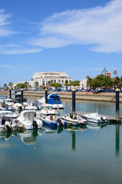 Ayamonte, İspanya - 11 Haziran 2017 - Motorlu kayak sandallar marina (Puerto Ayamonte) şehir binaları ile arka Ayamonte, Huelva ilinde, Endülüs, İspanya, Avrupa, 11 Haziran 2017 demirleyen.