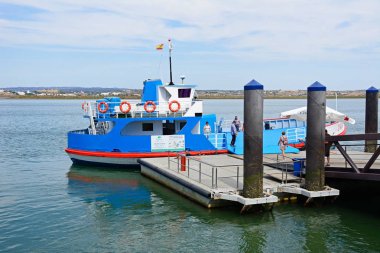 Ayamonte, İspanya - 11 Haziran 2017 - yolcu feribot Vila Real de Santo Antonio Portekiz Castro Marim, Ayamonte, Huelva ilinde, Endülüs, İspanya, Avrupa, doğru Manzaralı 11 Haziran 2017 yatılı.