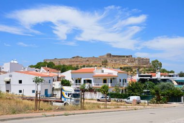 Castro Marim, Portekiz - 11 Haziran 2017 - görünüm ön planda, şehir binaları Castro Marim, Algarve, Portekiz, Avrupa, 11 Haziran 2017 ile Ortaçağ Kalesi.