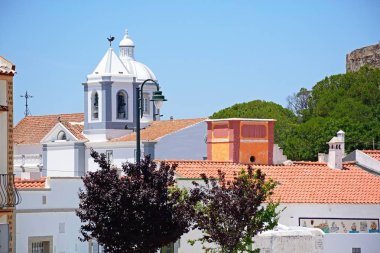 Castro Marim, Portekiz - 11 Haziran 2017 - görünüm binaların Sao Tiago Parish Kilisesi ve şehir için belgili tanımlık doğru el yan, Ortaçağ Kalesi parçası ile Castro Marim, Algarve, Portekiz, Avrupa, 11 Haziran 2017.