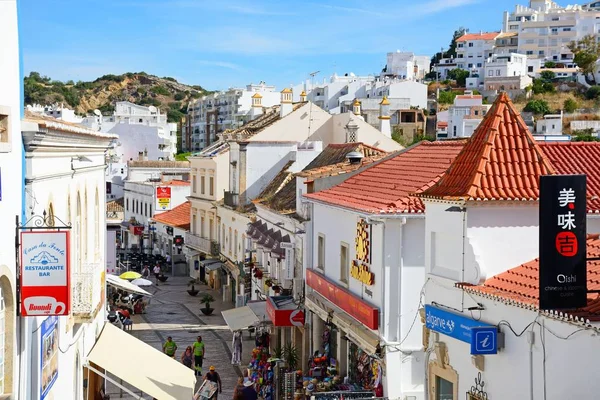 Albufeira, Portekiz - 10 Haziran 2017 - Rua 5 street, Albufeira, Portekiz, Avrupa, 10 Haziran 2017 alışveriş Octubro yürüyen turist görünümünü yükseltilmiş..
