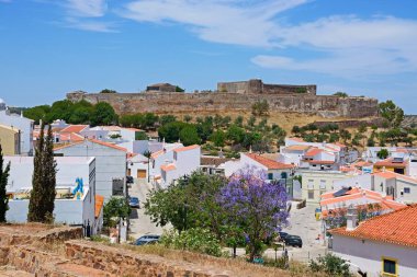 Castro Marim, Portekiz - 11 Haziran 2017 - 11 Haziran 2017 görünümü binaların kale ve şehir güzel bir jakaranda ağacı ön planda, tam Bloom ile Castro Marim, Algarve, Portekiz, Avrupa, yüksek.