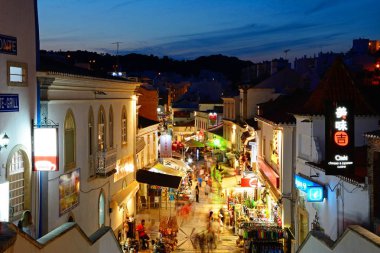 Albufeira, Portekiz - 12 Haziran 2017 - R 5 de Outubro alışveriş caddesi görünümünü akşam ayarı, Albufeira, Portekiz, Avrupa, 12 Haziran 2017 zevk turistlerle yükseltilmiş.