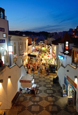 Albufeira, Portekiz - 12 Haziran 2017 - R 5 de Outubro alışveriş caddesi görünümünü akşam ayarı, Albufeira, Portekiz, Avrupa, 12 Haziran 2017 zevk turistlerle yükseltilmiş.