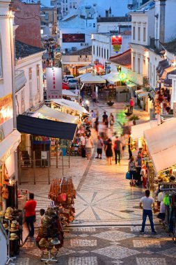 Albufeira, Portekiz - 12 Haziran 2017 - R 5 de Outubro alışveriş caddesi görünümünü akşam ayarı, Albufeira, Portekiz, Avrupa, 12 Haziran 2017 zevk turistlerle yükseltilmiş.