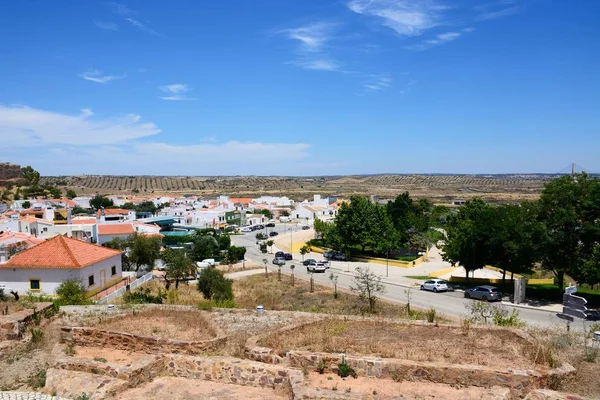Castro Marim, Portekiz - 11 Haziran 2017 - şehir manzaralı zeytinlik görüş arka tarafa de tepelerde, Castro Marim, Algarve, Portekiz, Avrupa, 11 Haziran 2017 yükseltilmiş.
