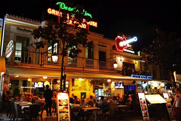 Albufeira Portugal Junio 2017 Turistas Relajantes Bares Restaurantes Plaza Largo — Foto de Stock