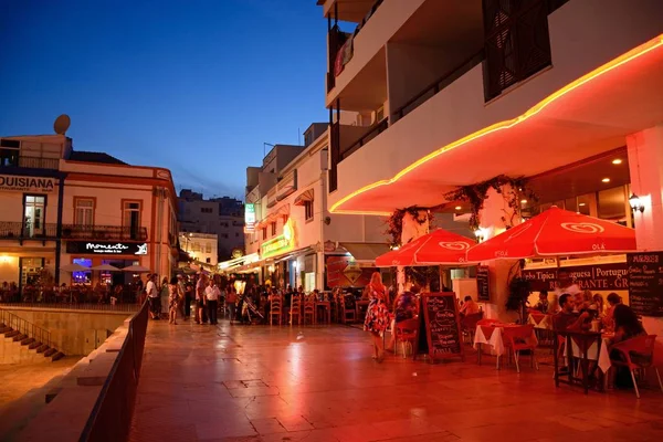 アルブフェイラ ポルトガル ヨーロッパ 2017 設定を楽しむ観光客で夕暮れ時に サンゴンサロ ラゴス ポルトガル アルブフェイラ 2017 — ストック写真